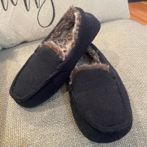 ❌SOLD❌ Boys Fuzzy slippers
